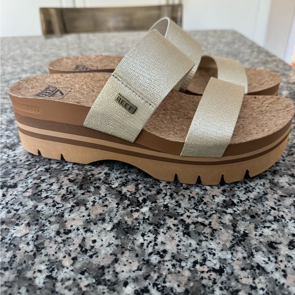 NWOT Reef Cusion Vista Higher Women's Platform Sandals in Gold - Picture 5 of 9